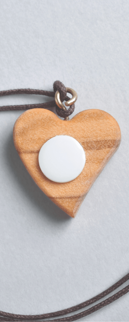 Colgante de madera con forma de corazón y una fotografía sobre porcelana