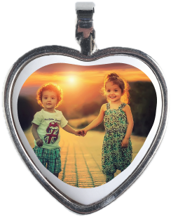 Colgante de plata con forma de corazón y una fotografía sobre porcelana